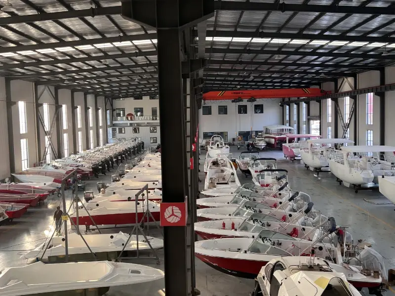 قایق بادبانی Lawada 42 مجموعه قایق های تندرو سفارشی را تحویل می دهد، که به ویژه برای شرایط آب کوه کوهستان BIJIA طراحی شده اند.