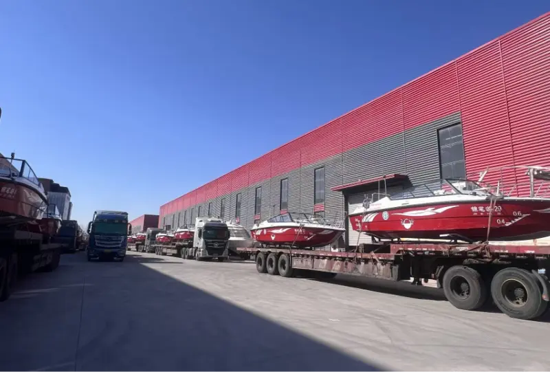 قایق‌های بادبانی لاوادا 20 مجموعه قایق‌های تندرو سفارشی را تحویل می‌دهند